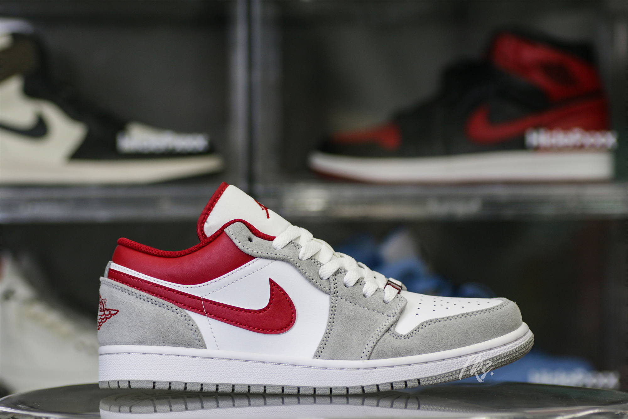 Air Jordan 1 Low SE Light Smoke Grey Gym Red