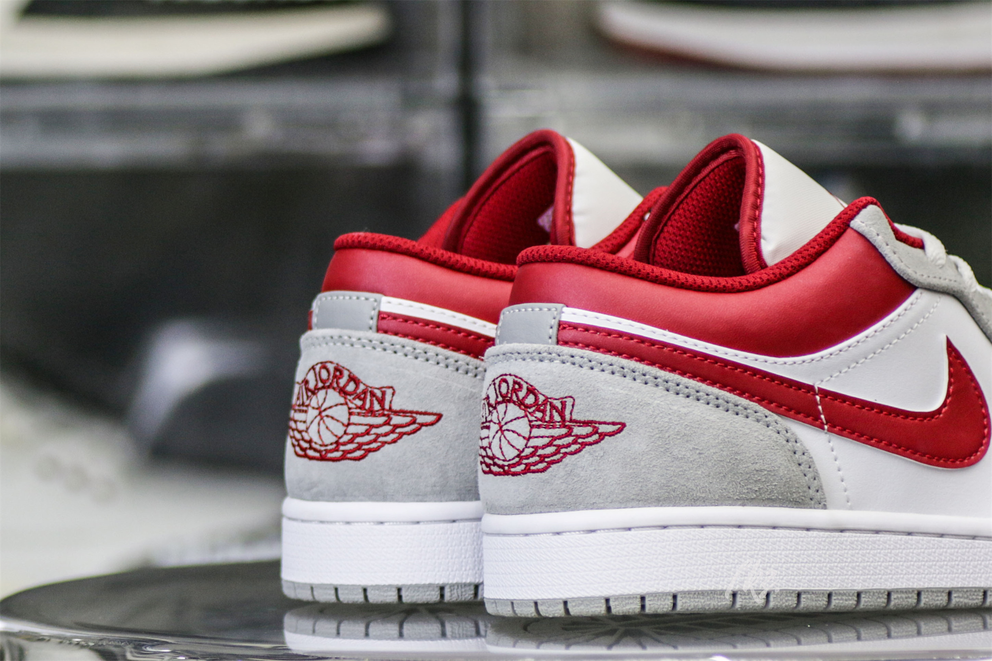 Air Jordan 1 Low SE Light Smoke Grey Gym Red