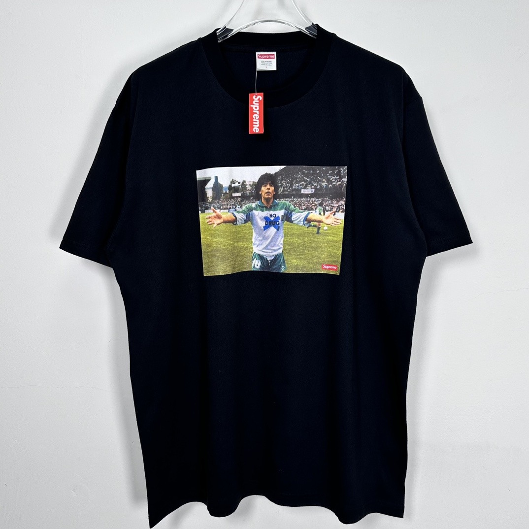 Suprem3 24SS Maradona Tee(2 Colors)